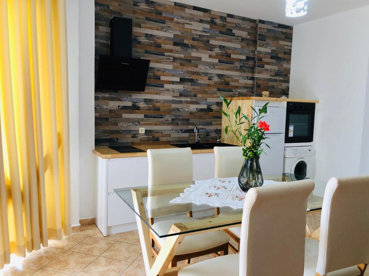 Flora Apartments Sarandë 外观 照片